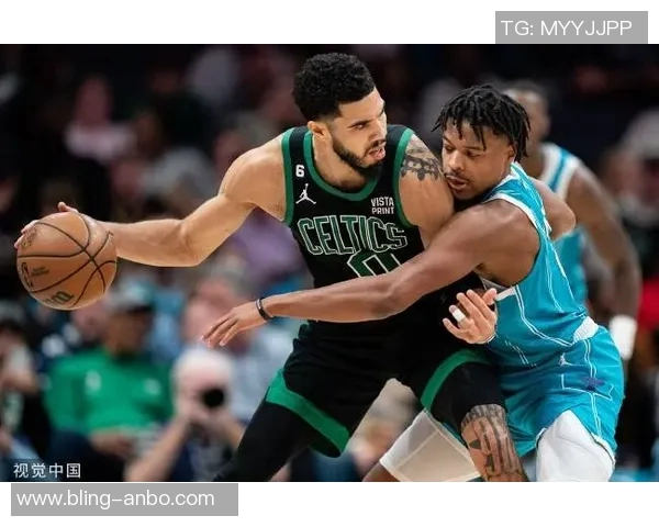 恩比德因误判举手示意裁判却连走九步引发争议瞬间